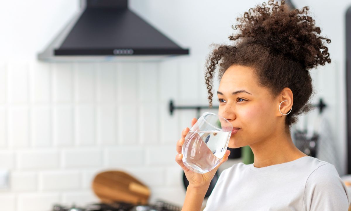 afro woman drinking water