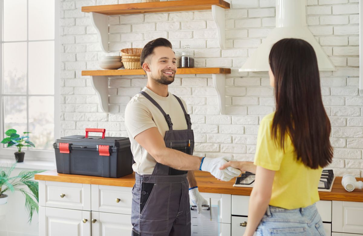 worker shaking hands with client